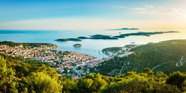 Kroatien Rundreise: Küstenlandschaft mit kleiner Stadt und Insellandschaft