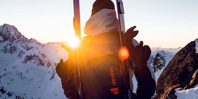 Skifahren auf Berg vor Sonnenuntergang