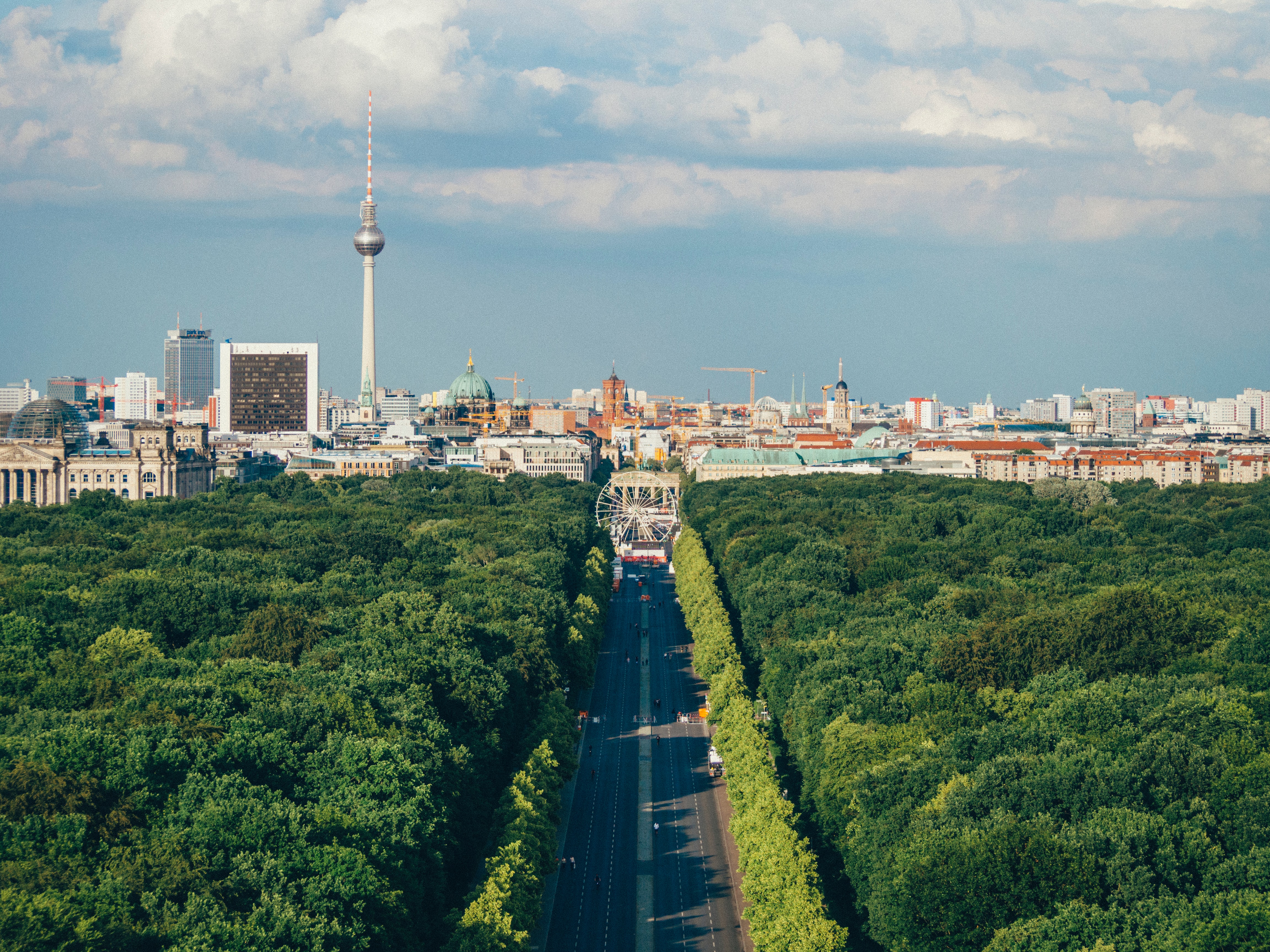 Camper mieten Berlin Skyline