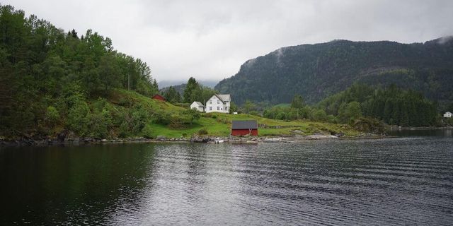 Häuser Norwegens an einem See