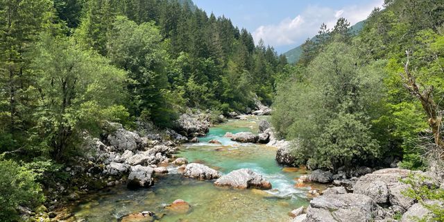 Blauer Gebirgsfluss in Slowenien