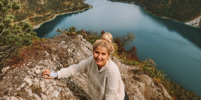 Frau beim Wandern am Plansee in Österreich