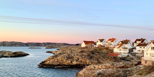 Camping in Schweden: Küste mit kleinen schwedischen Häusern