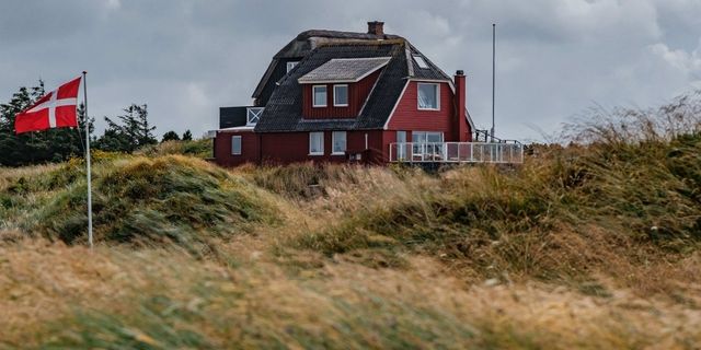 typisches rotes dänisches Haus mit Flagge 