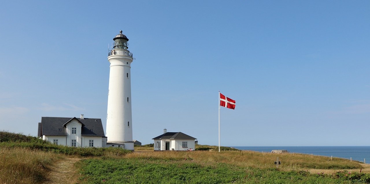 Leuchtturm am Strand von Dänemark
