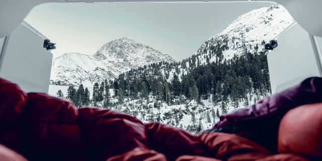 Blick aus dem Camper auf schneebedeckte Berge