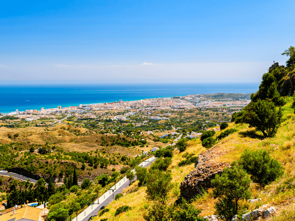 Blick von einem Hügel in Andalusien aufs Meer