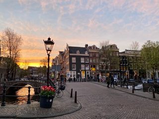 Sonnenuntergang in Amsterdam mit Blick auf Brücken, Grachten und Häuser beim Camping in Holland am Meer