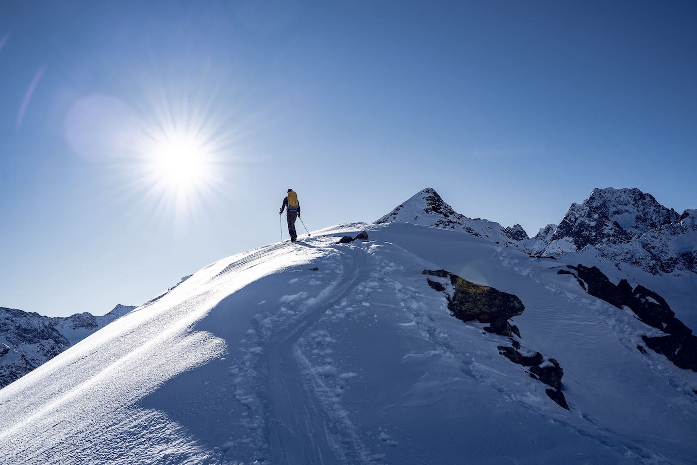 Skitourgänger kurz vorm Gipfel