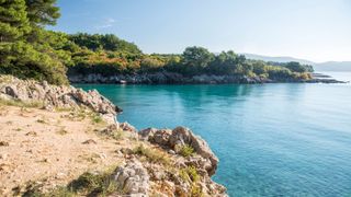 Steinige Bucht auf der Insel Krk in Kroatien mit Blick aufs türkisblaue Meer