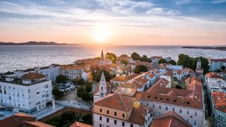 Eines der Top Kroatien Rieseziele: die Stadt Zadar an der Küste von oben bei Sonnenuntergang fotografiert
