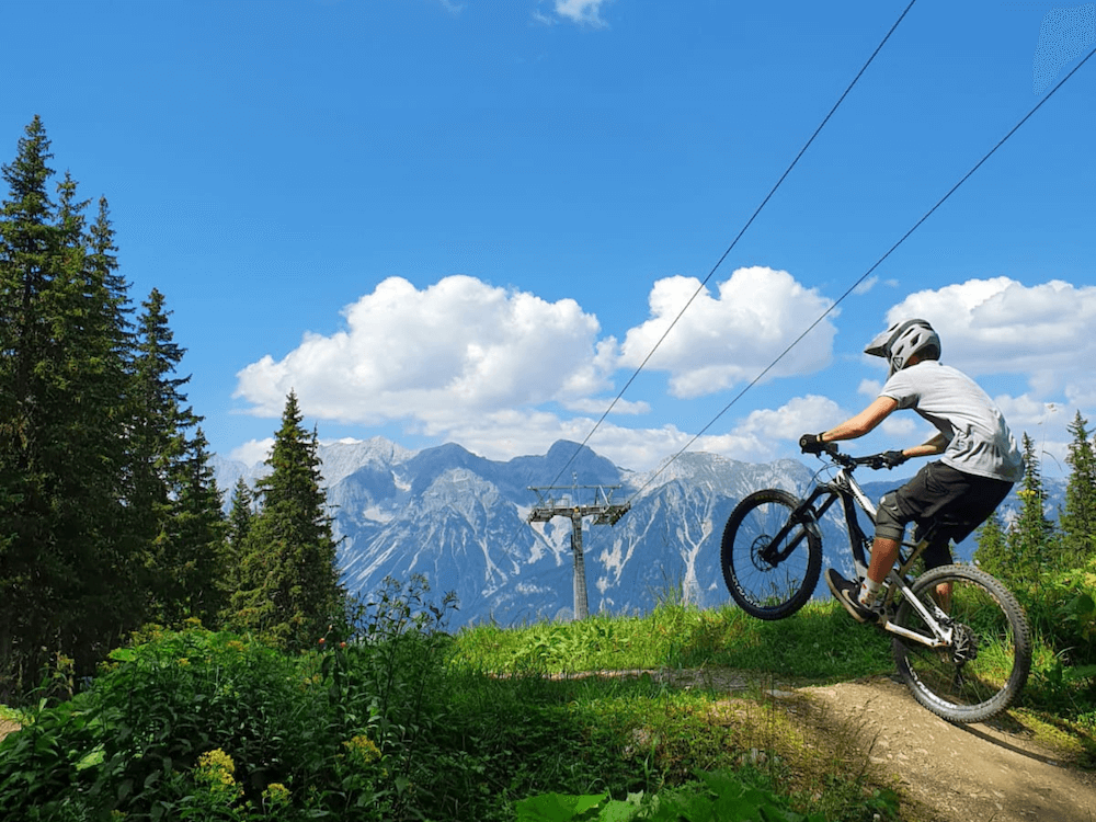 Mountainbiker macht Stunt in einem Bikepark