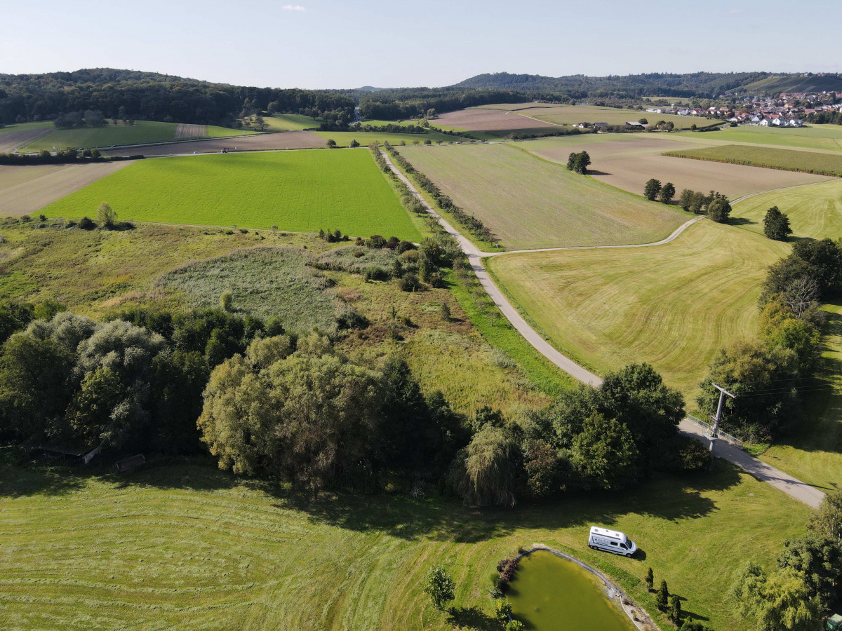 Drohnenbild von Camper auf Feldern in Baden-Württemberg