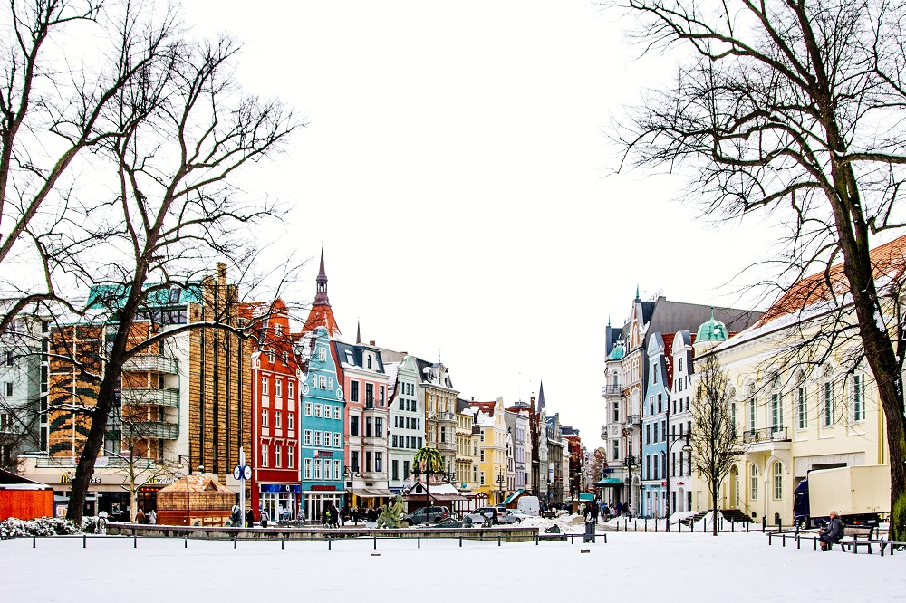 Ausblick auf eine norddeutsche Stadt mit bunten Häuserreihen im Winter.