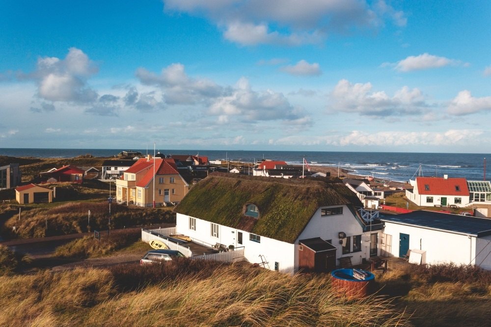 Blick auf den dänischen Ort Hirtshals am Meer