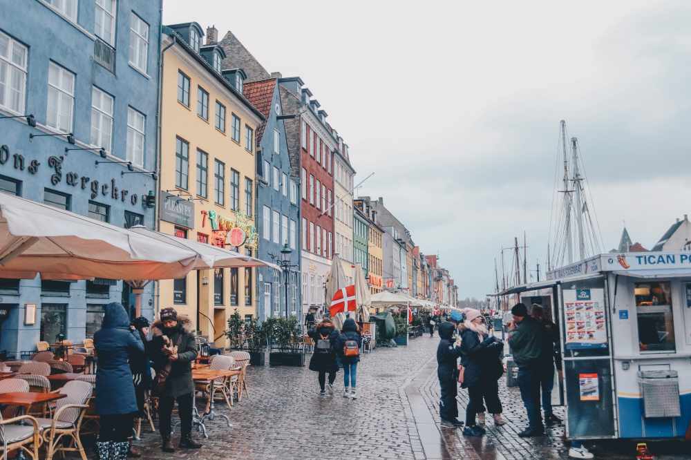 Straßen von Kopenhagen mit bunten Häusern und einem Essensstand