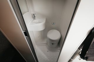 Nasszelle des Kastenwagen mit Toilette, Dusche und Waschbecken