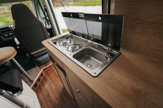 Küchenzeile im Camper-Van: Zwei-Stellen Gaskocher und Spülbecken