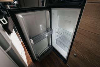 Kühlschrank im Kastenwagen mit viel Platz für Lebensmittel und beidseitig aufmachbar