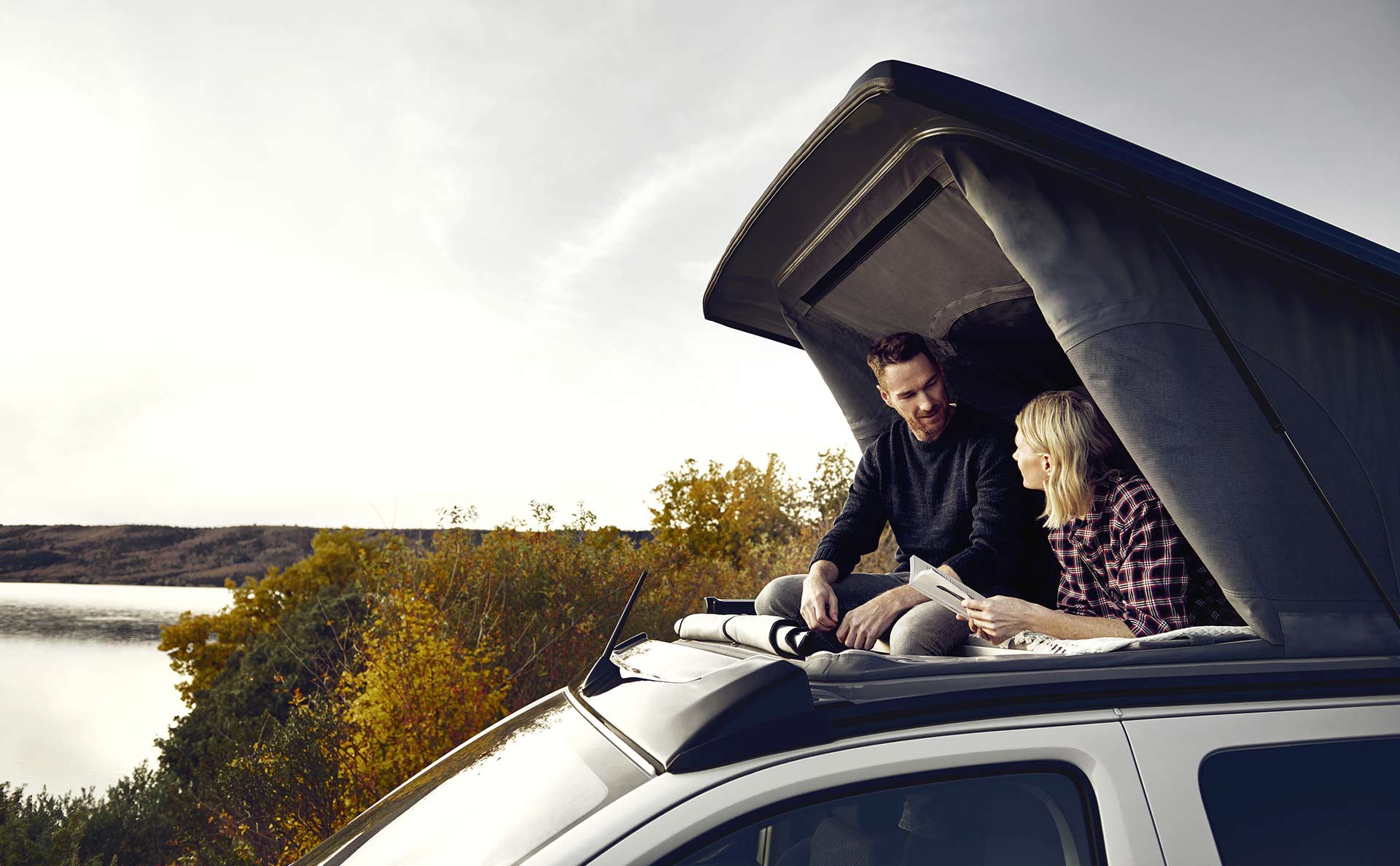 Zwei Menschen im Dachzelt des Opel Crosscamps