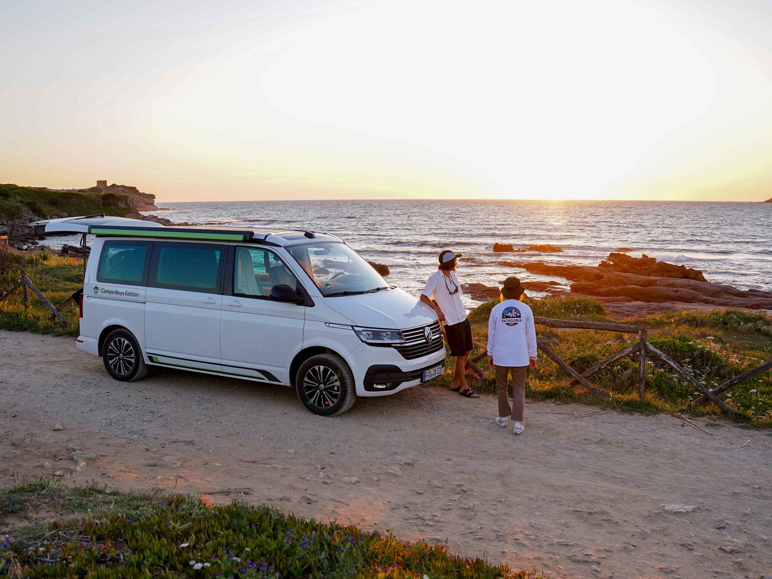 Zwei Freunde an der portugiesischen Küste unterwegs mit dem VW California Beach