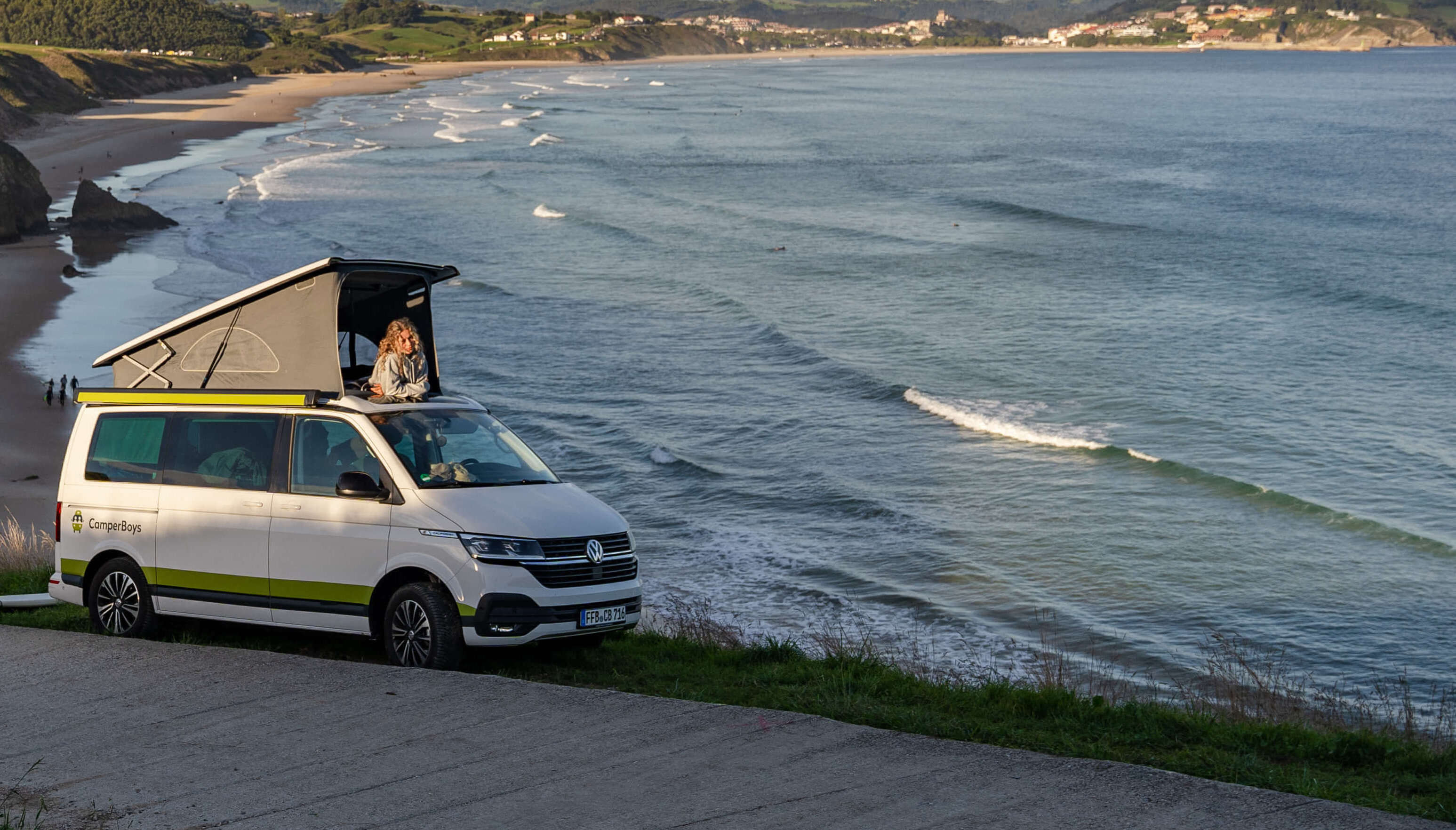 VW California T6 mit aufgestelltem Dach vor Strand