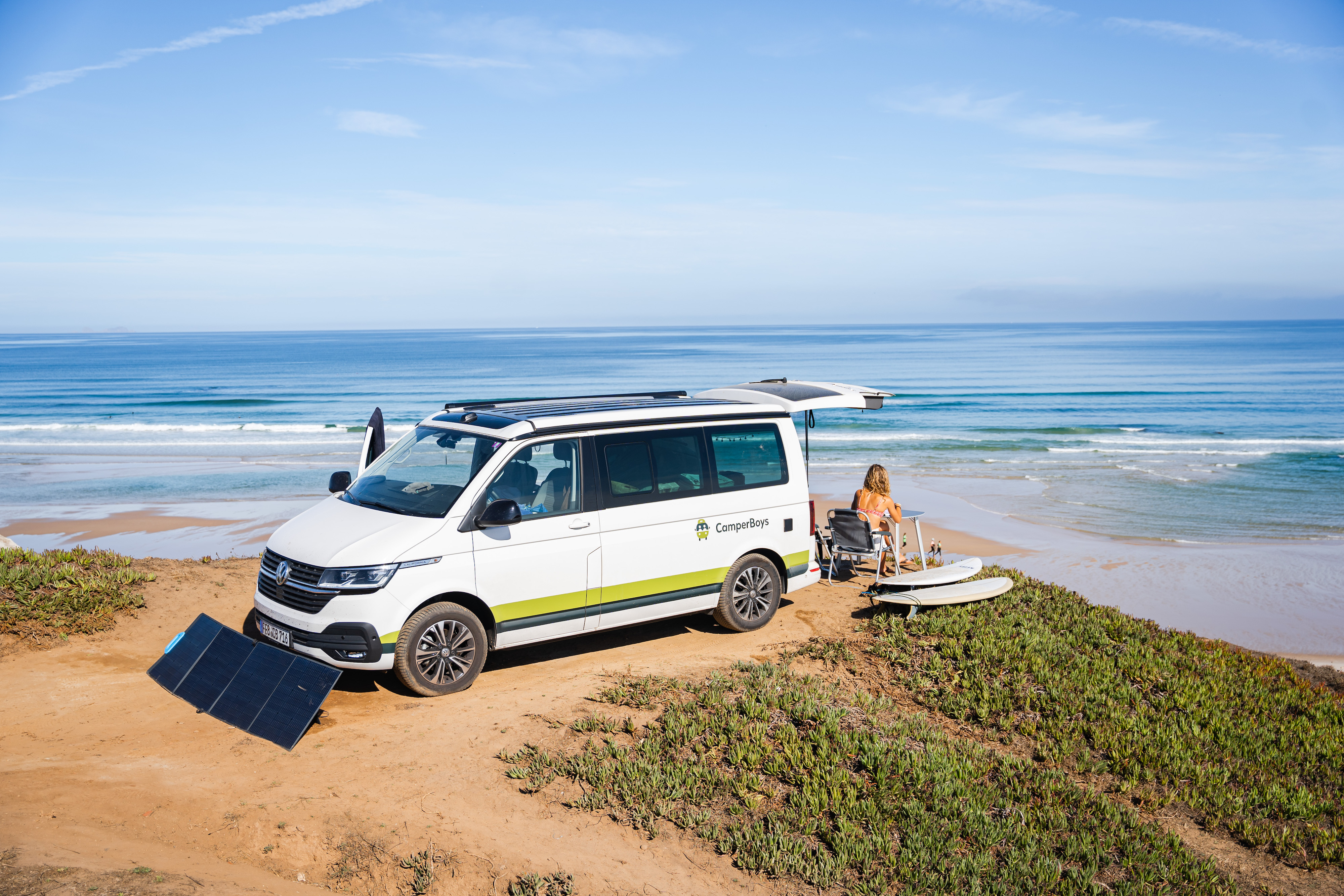 VW California Beach steht am Strand