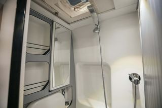 Nasszelle im Mooveo Kastenwagen - Spiegel, Dusche, Waschbecken