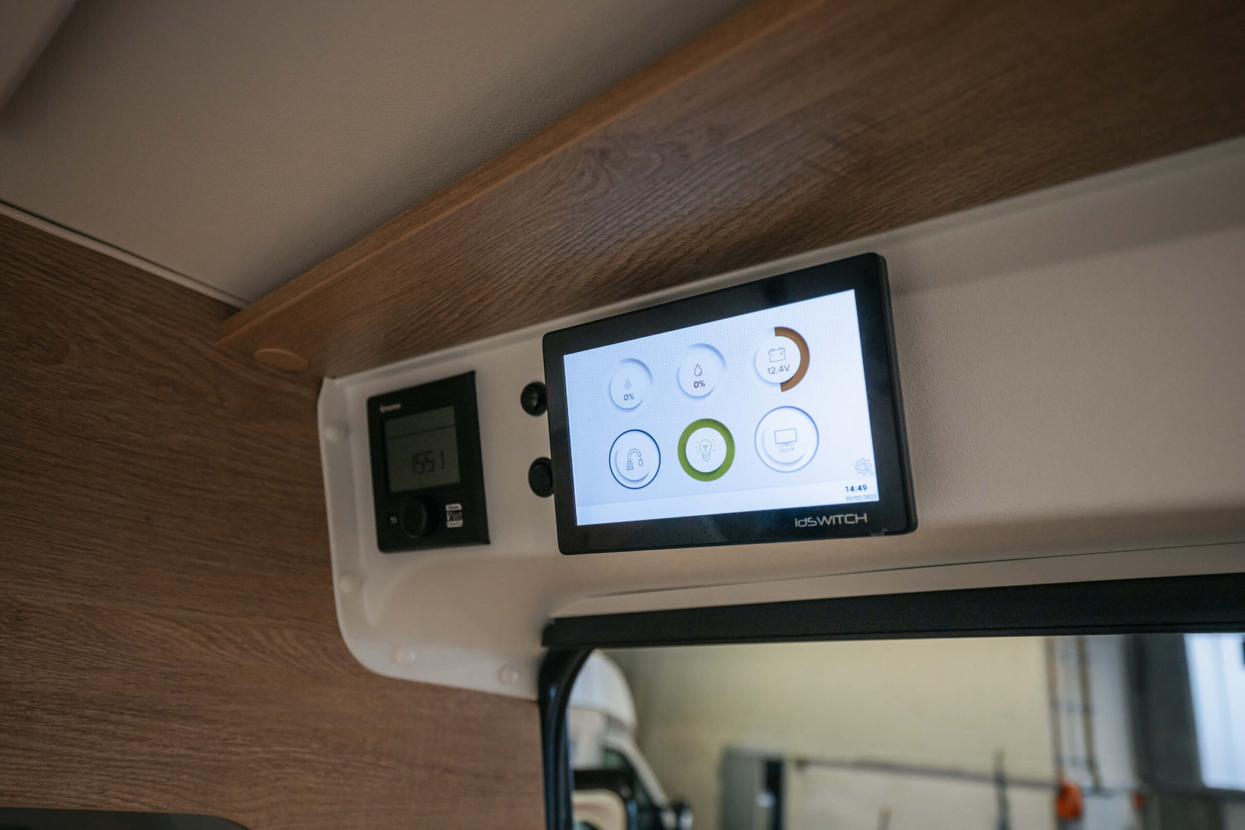 Touchpanel im Innenraum des Mooveo Kastenwagen zur Steuerung von Licht, Temperatur und Elektronik