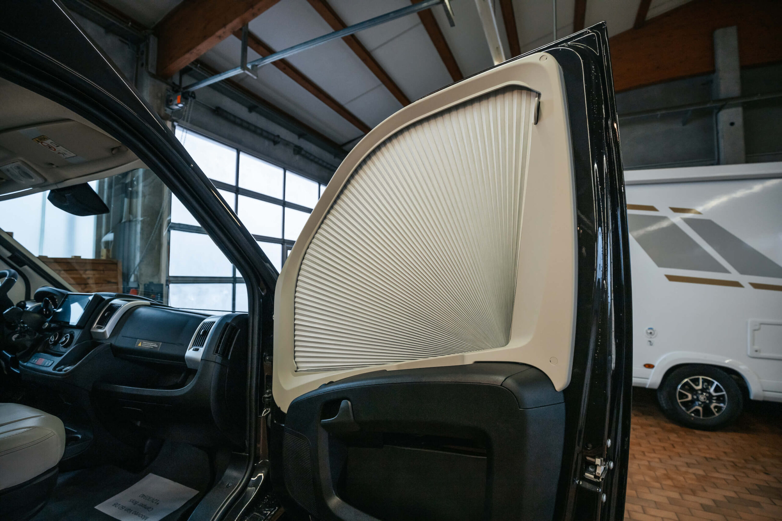 Gefächerte Fenster-Blende für Sichtschutz im Mooveo Kastenwagen by CamperBoys