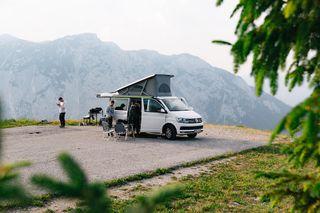 VW T6.1 California beim Camping in den Bergen