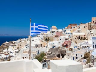 Griechenland Flagge zwischen weißen Häusern