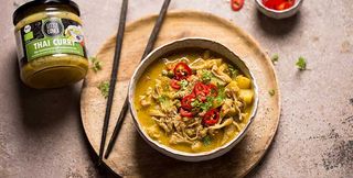 Little Lunch Thai Curry mit frischen Chili und Koriander als Topping