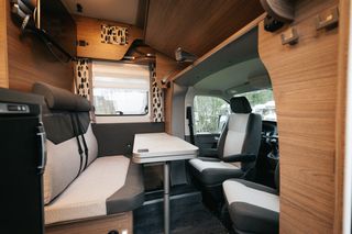 Essbereich im Knaus Tourer Van: Tisch und drehbare Fahrersitze