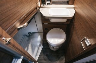 Nasszelle im Tourer Van: Waschbecken und Toilette