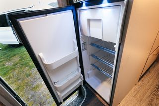 Kühlschrank im Tourer Van von Knaus