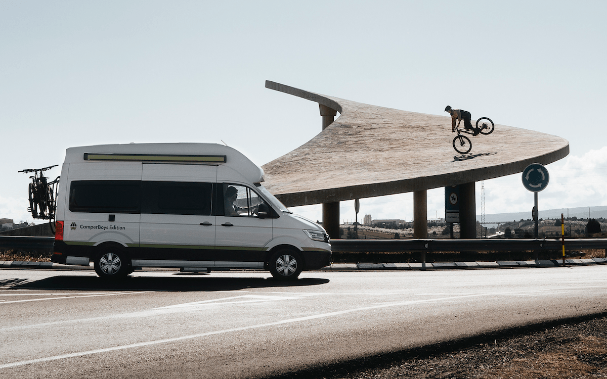 VW Grand California vor Bikepark mit Mountainbiker