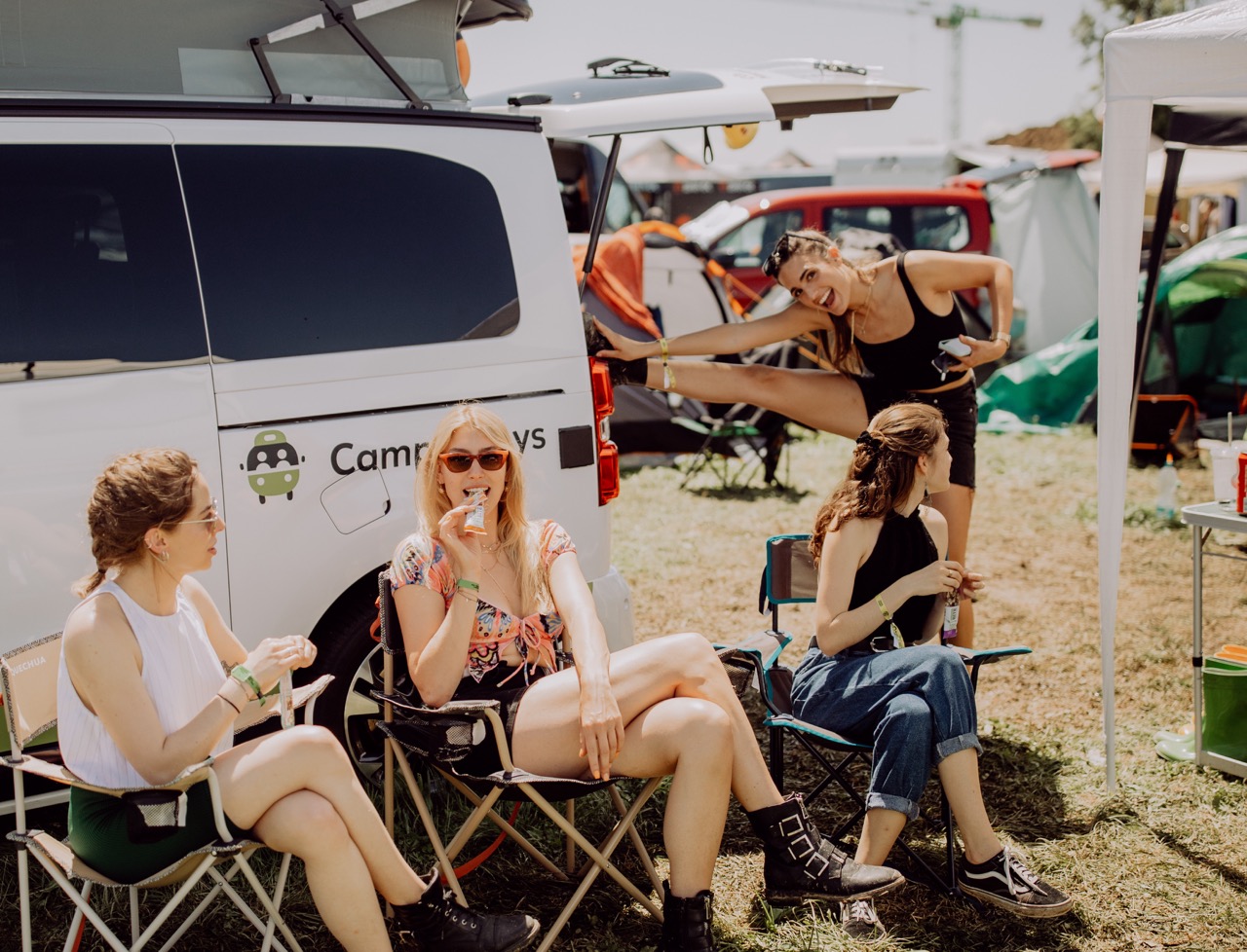 Freunde sitzen vor Opel Crosscamp auf einem Festival
