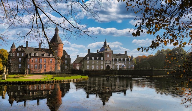 Ein kleines Schloss bei Düsseldorf an einem Teich