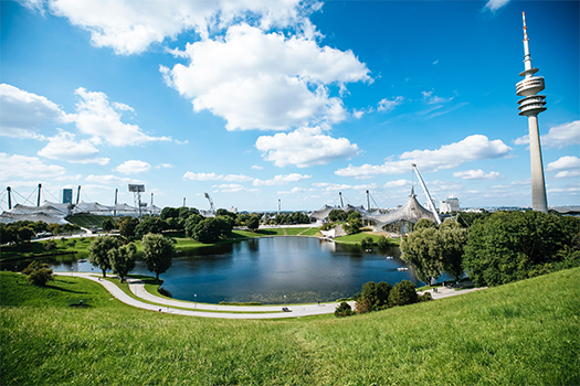 Der Olympiapark in München im Sommer