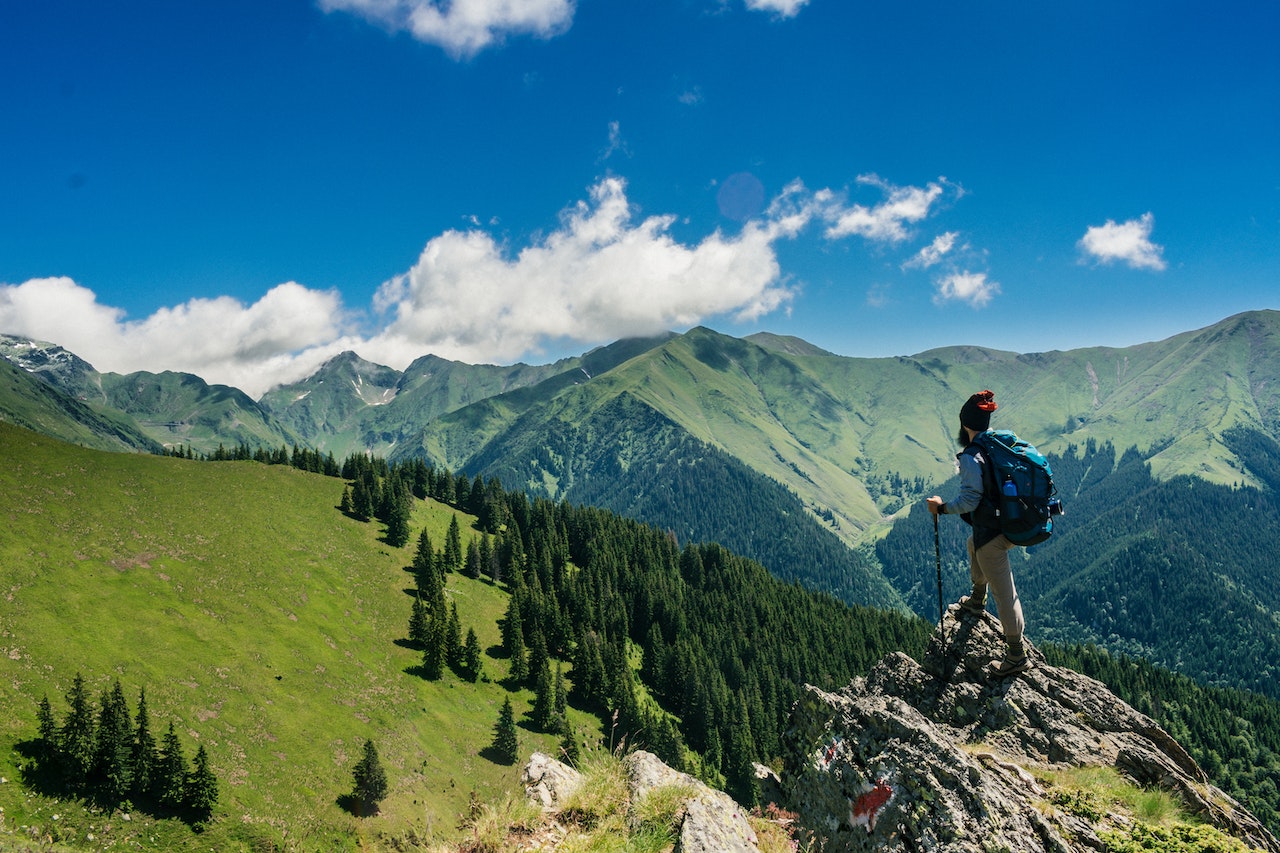 Wanderer auf einem Gipfel in Österreich