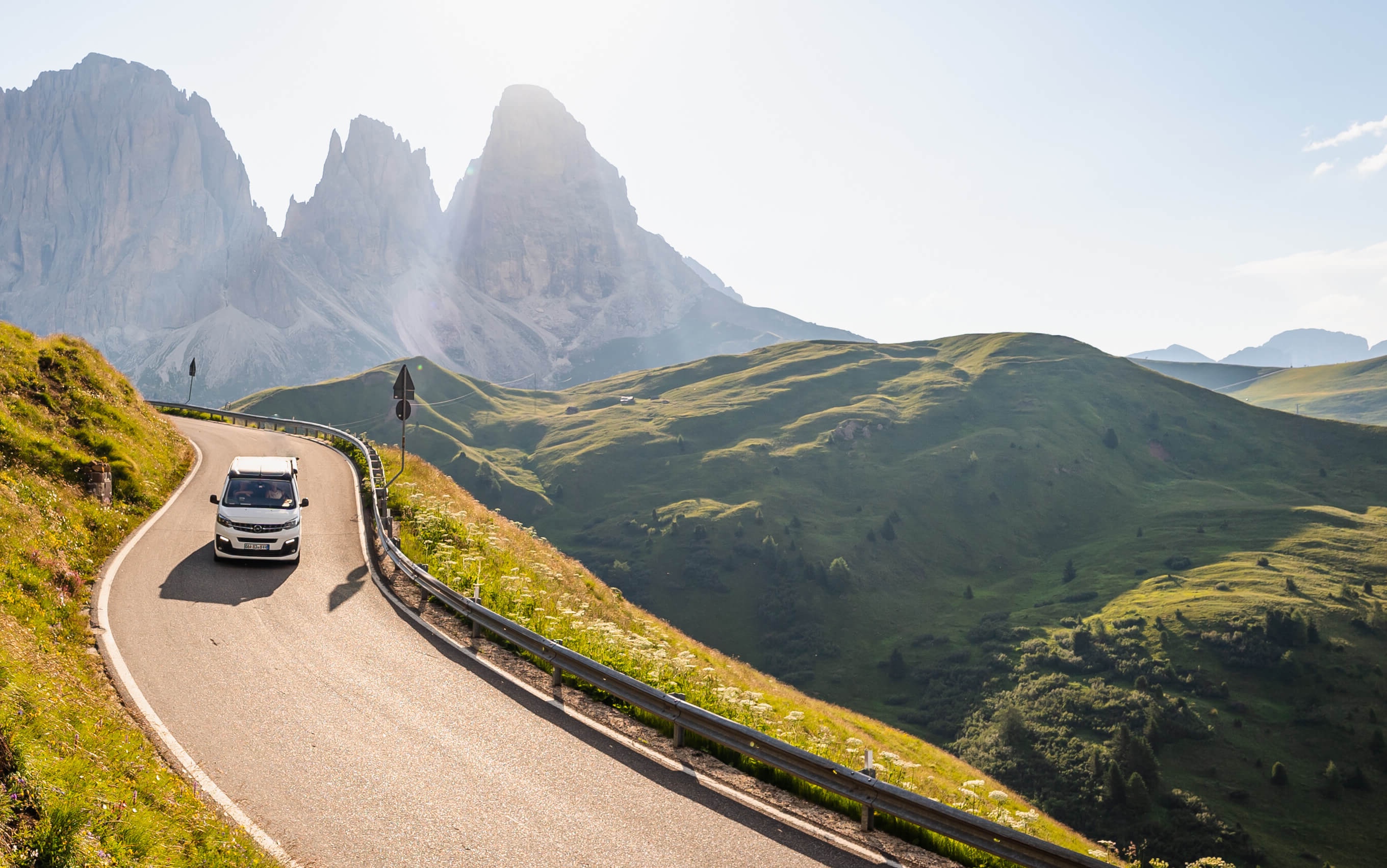 Opel Crosscamp auf gewundener Straße unterwegs in den Dolomiten