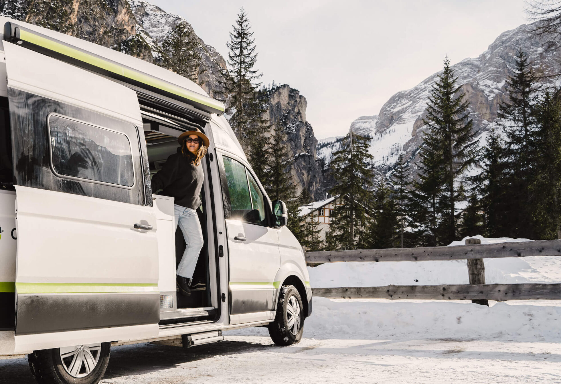 VW Grand California steht vor schneebedeckten Bergen