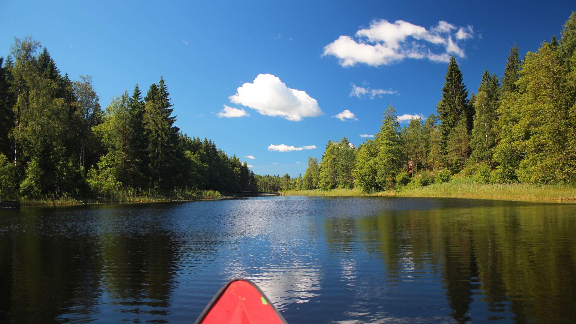 Mit dem Kanu auf einem See in Schweden