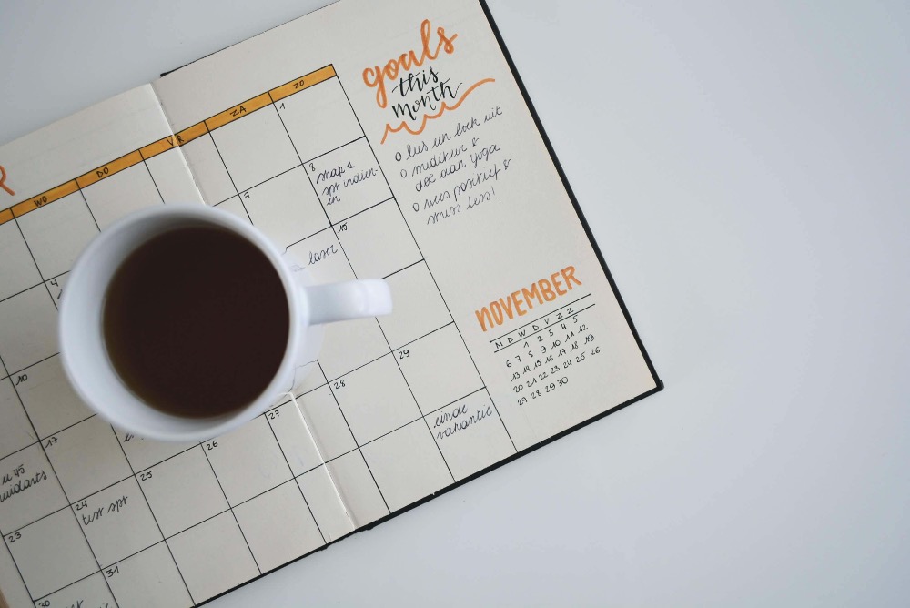 Terminkalender mit einer Tasse Kaffee.